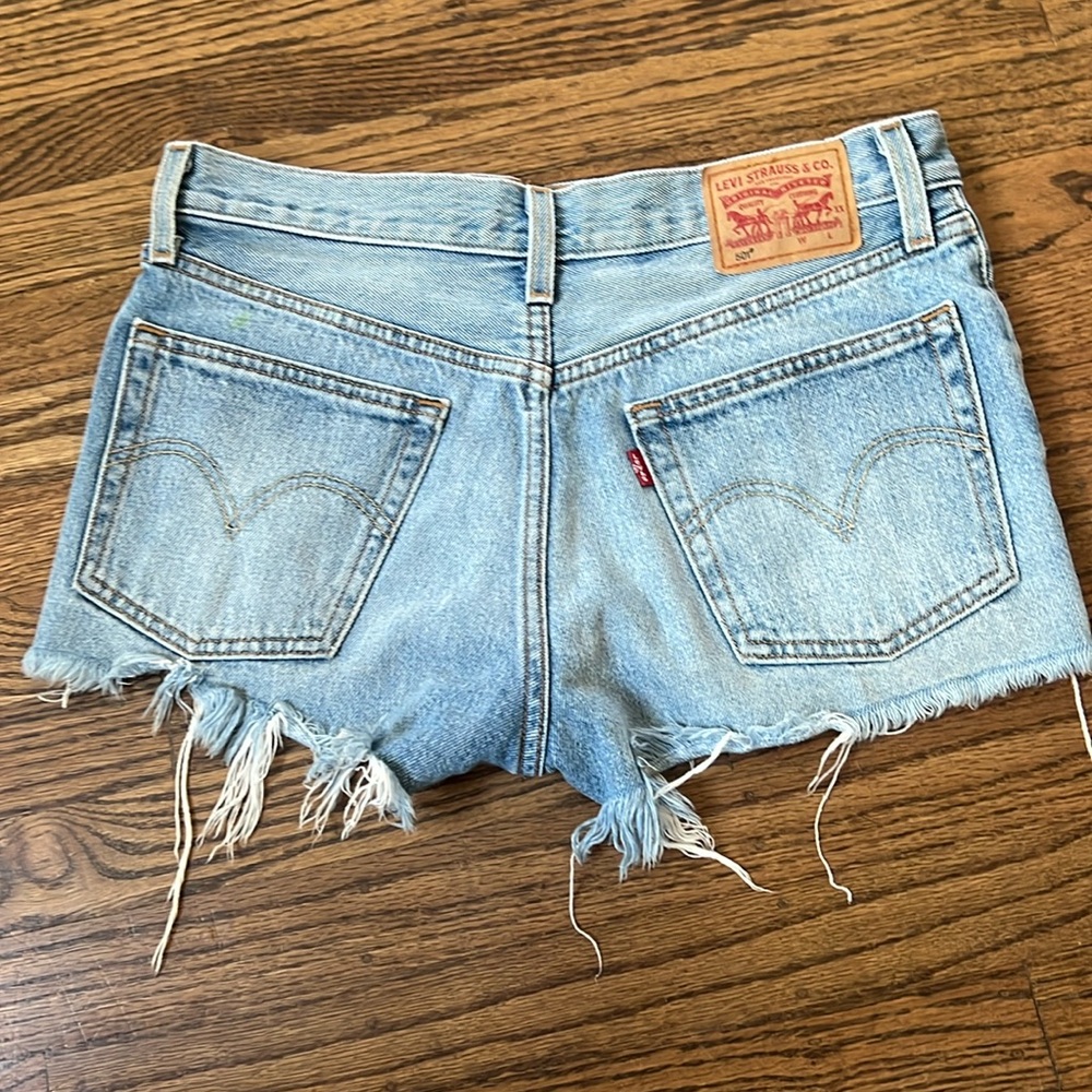 Size 26 Levi’s light wash jean shorts